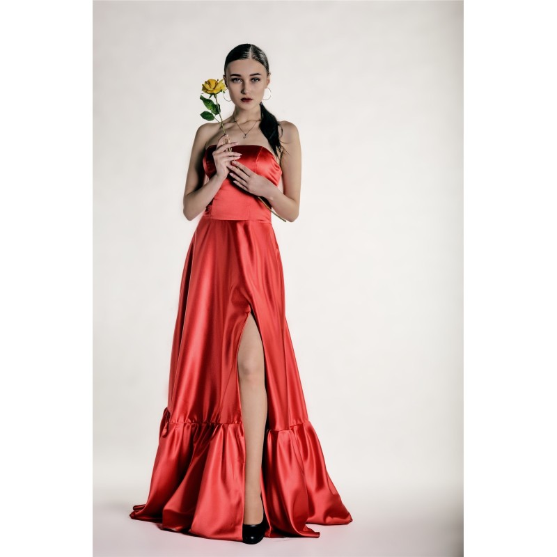 Marizu Fashion červené saténové plesové společenské šaty s vysokým rozparkem