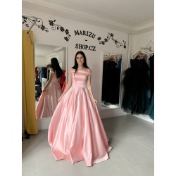 Marizu fashion světle růžové saténové maturitní, plesové, společenské šaty se spadlými rameny